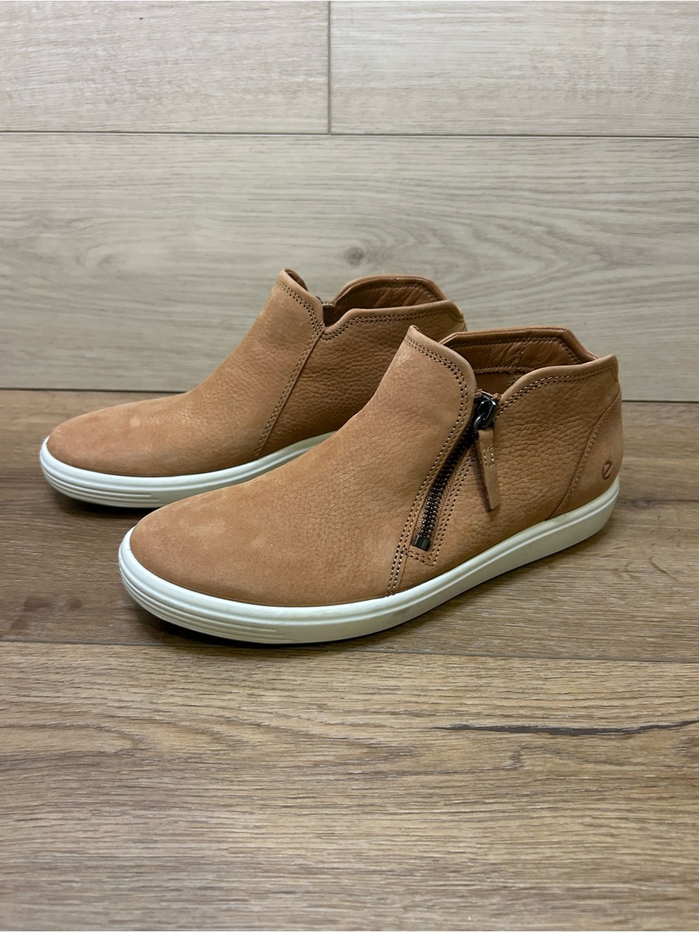 Ecco Soft 7 nubuck zip booties women size 8
